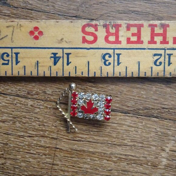 Vintage Canada Flag Brooch 1970s - Picture 3 of 4